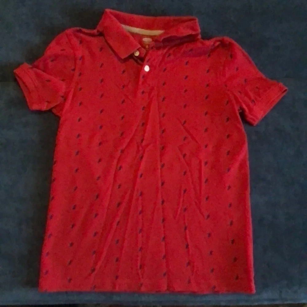 Old Navy boy’s red knit polo with lighting bold pattern size 8